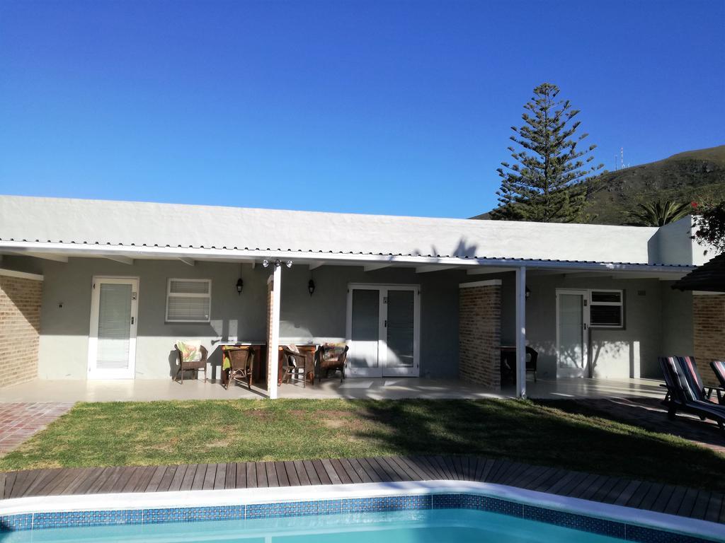 Livesey Lodge Guest House Hermanus Exterior foto